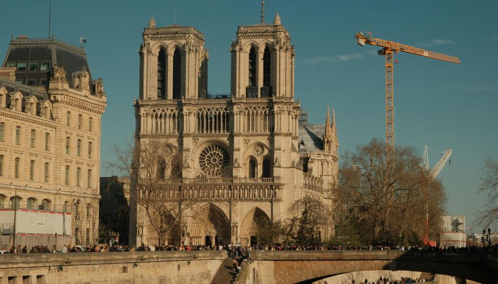 Catedral de Notre Dame en París Catedral de Notre Dame en París: el primer rival de la Catedral de La Plata en este concurso viral.