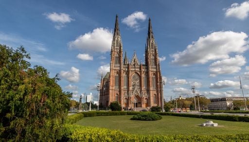 Argentina campe&oacute;n: la Catedral de La Plata venci&oacute; a Notre Dame y al Duomo de Mil&aacute;n y se consagr&oacute; como la mejor del mundo