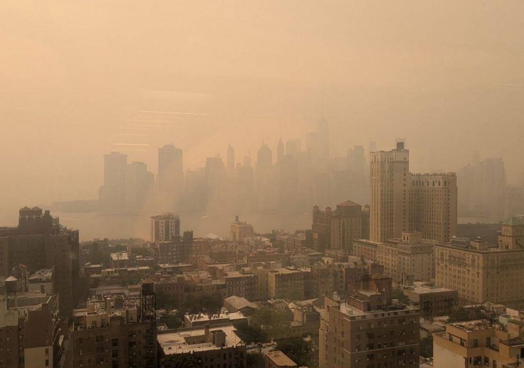 Humo en Nueva York Foto aérea de Manhattan y Brooklyn afectadas por la contaminación de humo en Nueva York, proveniente de los incendios forestales en Canadá.