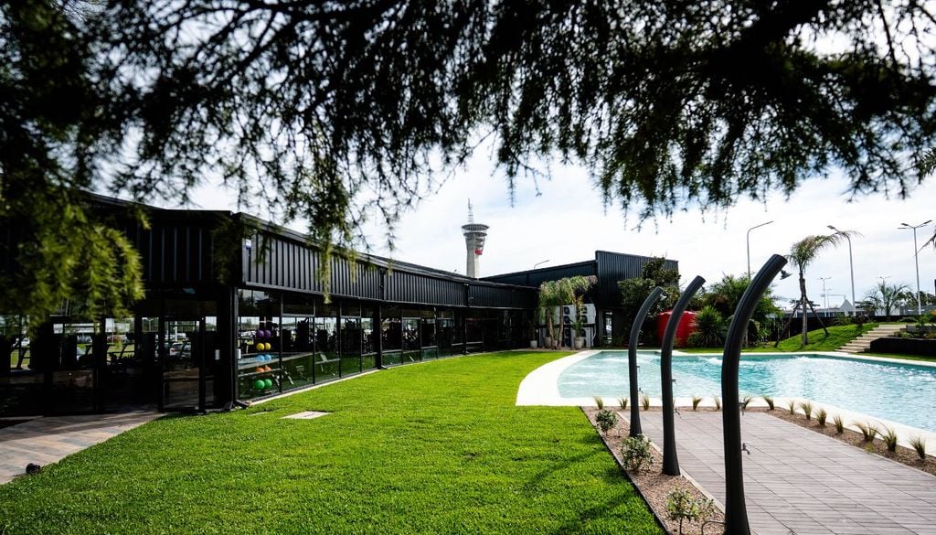 Piscina al aire libre, uno de los atractivos del gimnasio que funcionará dentro del Aeropuerto Internacional de Ezeiza