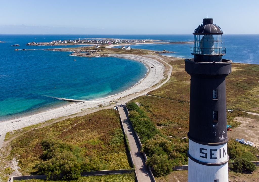 Vista aérea de la isla de Sein, frente a cuyas costas se localiza el conjunto de estructuras de granito levantadas hace unos 7.000 años y hoy sumergidas bajo el océano.