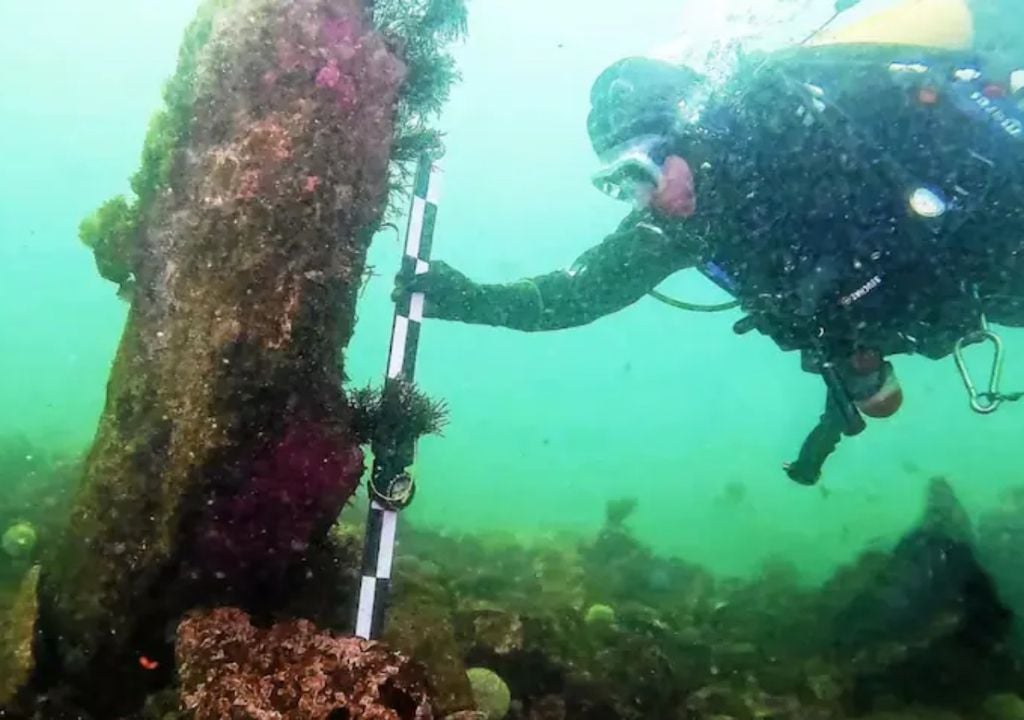Philippe Bodénès, presidente de la Sociedad de Arqueología y Memoria Marítima, en la costa de la isla de Sein, donde se localiza el conjunto arqueológico sumergido. Gentileza: SAMM