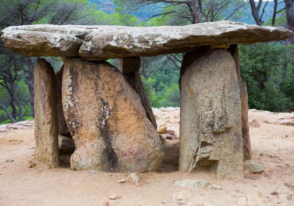Hallan una tumba megalítica de unos 5.000 años de antigüedad.