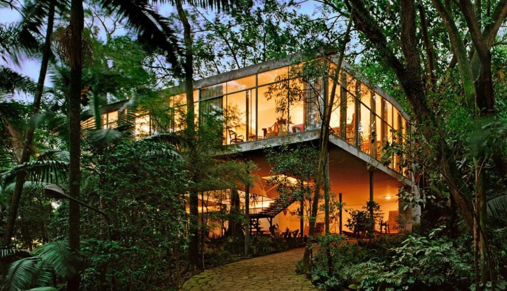 asa modernista com paredes de vidro que parece flutuar em meio à Mata Atlântica Casa modernista com paredes de vidro parece flutuar em meio à Mata Atlântica. Crédito: Instituto Bardi