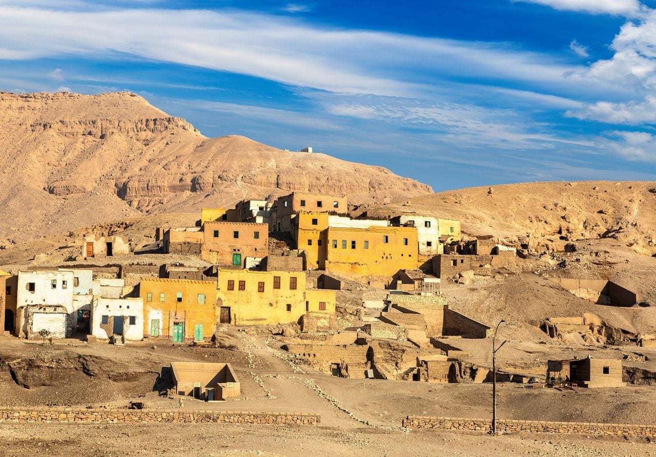 Vestígios da aldeia de Hassan Fathy em New Gourna, localizada na margem ocidental do rio Nilo, em frente à moderna cidade de Luxor, no Egito.