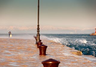 Arriva la Bora di Trieste, il vento violento che pu&ograve; raggiungere i 150 km/h sulla costa adriatica