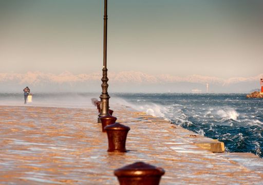 Arriva la Bora di Trieste, il vento violento che pu&ograve; raggiungere i 150 km/h sulla costa adriatica