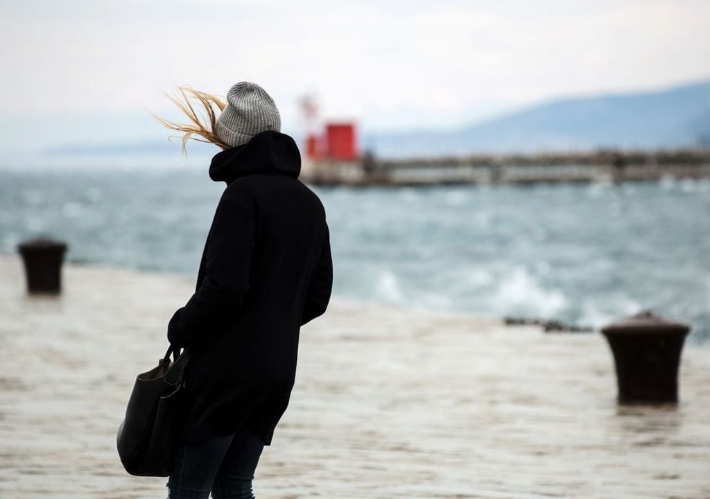 Sulla città di Trieste la Bora, quando soffia molto forte, può facilmente varcare la soglia dei 150 km/h, creando notevoli disagi.