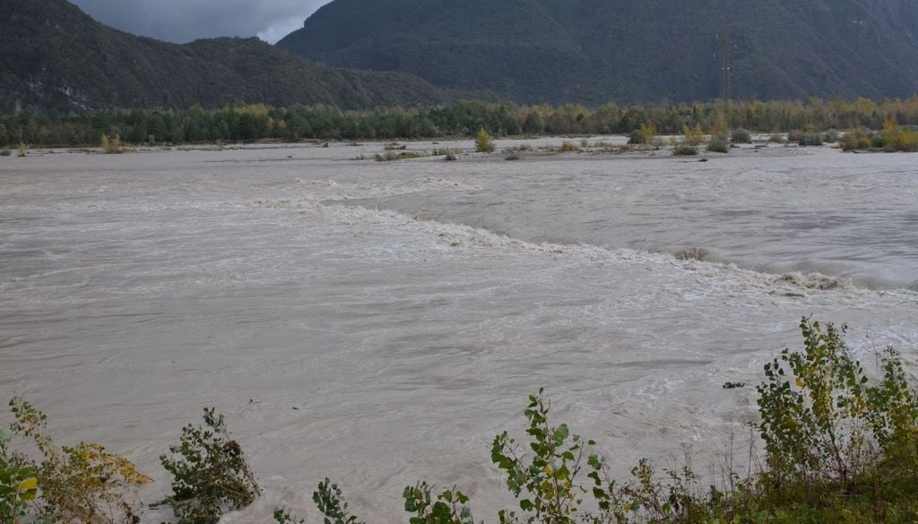 Ondata di piena. L’umidità extra si traduce direttamente in precipitazioni più intense. Non solo quantità maggiori, ma spesso concentrata in tempi più brevi.