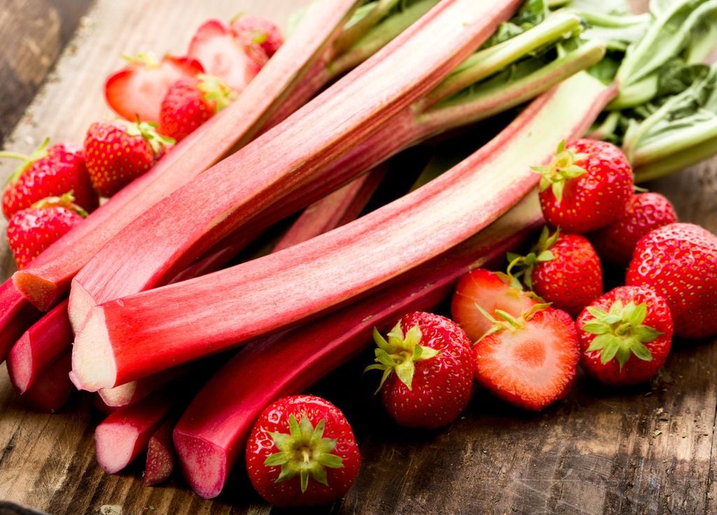 Avril Fruits Saison Fraises Rhubarbe Avril signe le début de saison des fraises et de la rhubarbe !