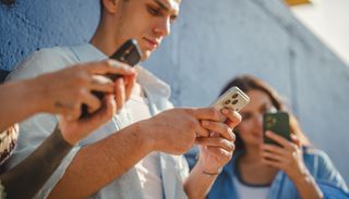 Arrugas, dolor lumbar y manos d&eacute;biles: advierten sobre los impactos menos conocidos del celular en el cuerpo