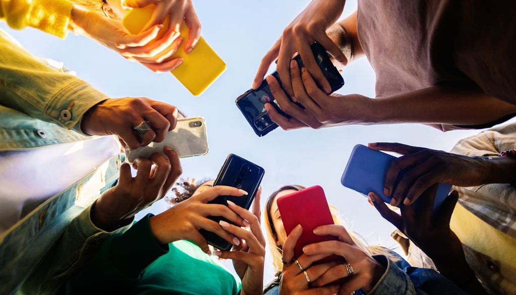 La medicina estudia el impacto de los hábitos digitales diarios para entender cómo los dispositivos modulan nuestra postura, la fuerza muscular y la salud general.