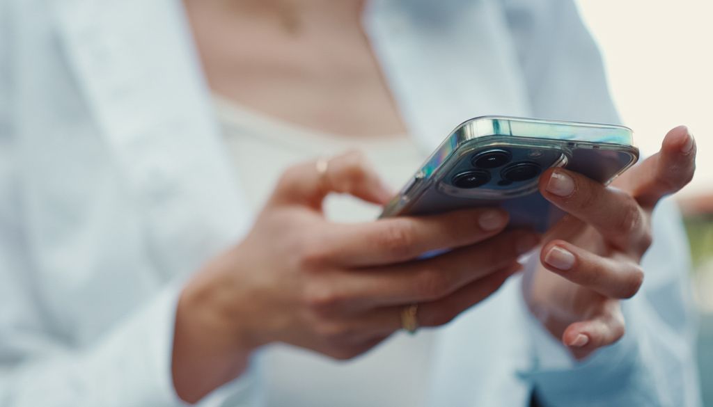 El apoyo constante del teléfono en el meñique y el desplazamiento sobre pantallas de vidrio entrenan gestos simples pero restan destreza manual.