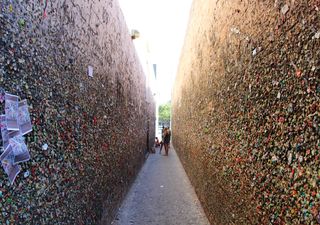 Arte ou lixo: o beco cheio de pastilhas elásticas mastigadas que atrai milhares de turistas