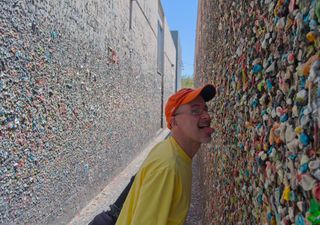 Arte o basura: el callejón lleno de chicles que atrae a miles de turistas