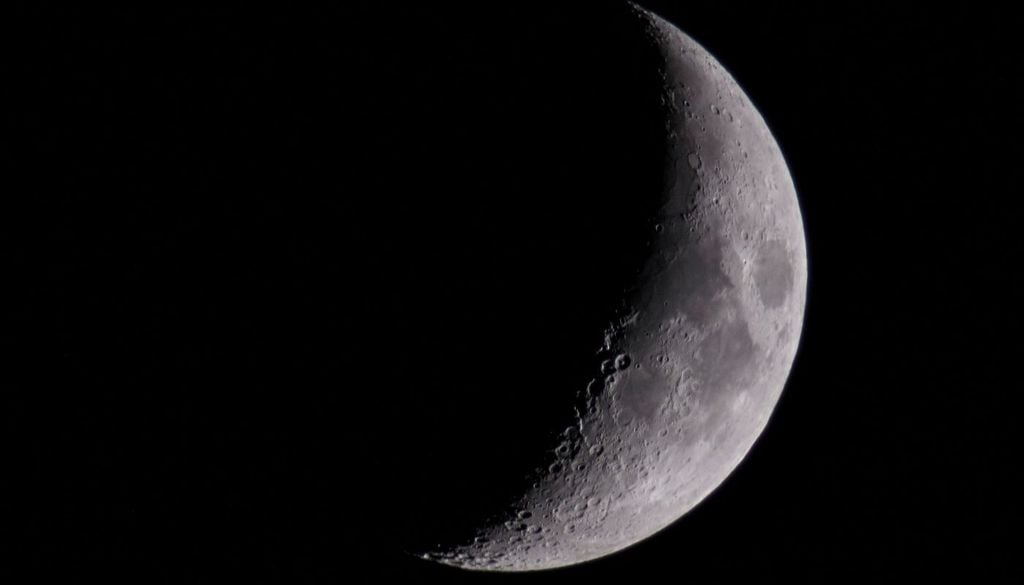 Luna. Gli astronauti di Artemis 2 hanno toccato la massima distanza mai raggiunta dalla Terra da esseri umani, con un record di 406.771 Km, più di qualsiasi altro equipaggio, circa 6.600 km oltre il limite raggiunto dall'Apollo 13, mentre il suo punto più vicino alla Luna è stato di 6.545 Km.