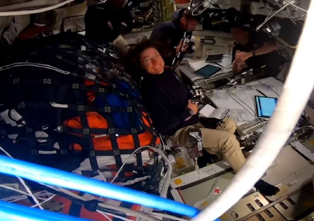 Artemis II NASA El lunes 6 de abril de 2026, seis días después del inicio de la misión Artemis II, los astronautas de la NASA Reid Wiseman, Victor Glover y Christina Koch, y el astronauta de la CSA (Agencia Espacial Canadiense) Jeremy Hansen superaron el récord de la mayor distancia alcanzada desde la Tierra en un vuelo espacial tripulado, que anteriormente había sido establecido por la misión Apolo 13 en 1970. Crédito: NASA