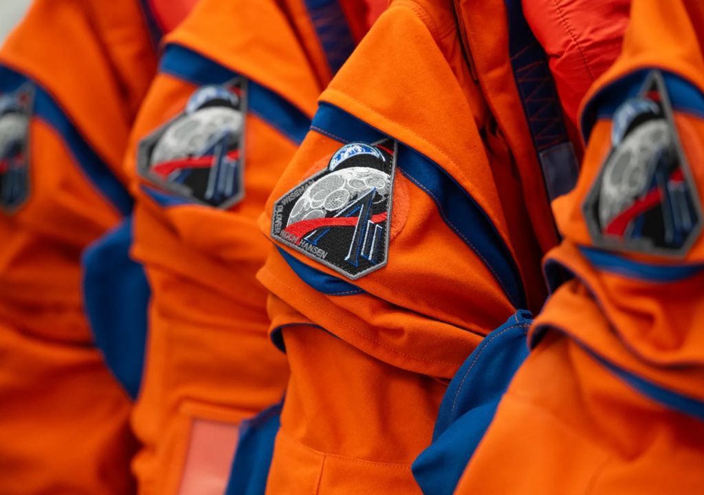 Artemis 2 II Luna NASA Orion miércoles 1 de abril El emblema de la misión Artemis II se observa en el hombro derecho de los trajes sistema de supervivencia de la tripulación de Orion. Crédito: NASA/Joel Kowsky.