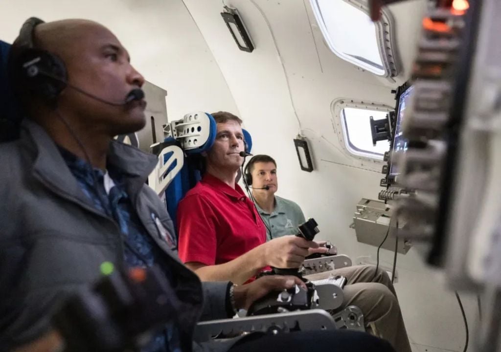 Artemis 2 II Luna NASA Orion miércoles 1 de abril Los astronautas de la NASA Victor Glover y Reid Wiseman, y el astronauta de la CSA (Agencia Espacial Canadiense) Jeremy Hansen entrenan durante una simulación de Artemis II. Crédito: NASA/James Blair.