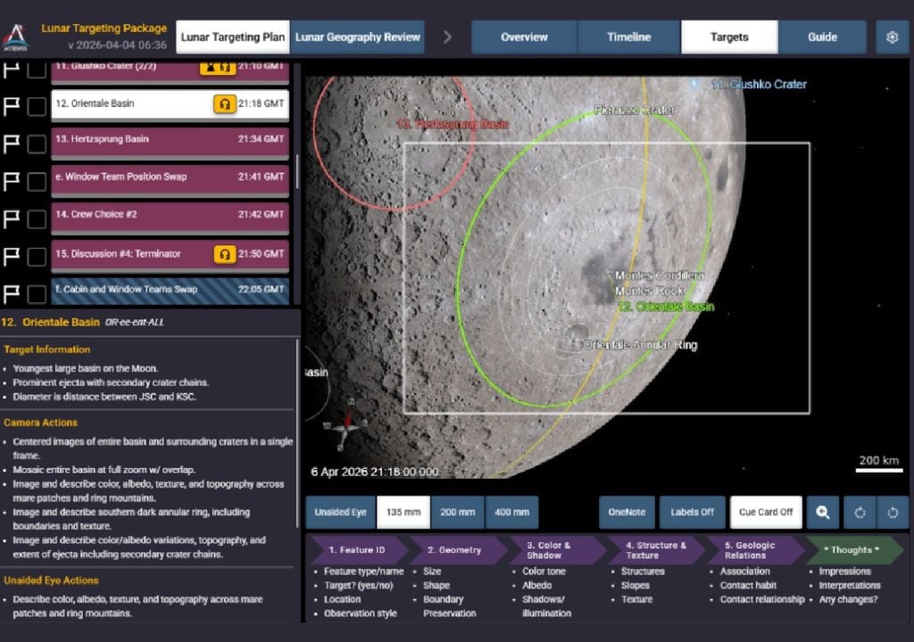 Captura de pantalla de la aplicación que la tripulación de Artemis II ve en sus PCD y que les guía en la ejecución del plan de observación científica lunar. Se puede ver la cuenca (mar) Oriental, el objetivo número 12, marcado con un círculo en la parte inferior derecha de la Luna, y a su izquierda, el objetivo número 13, la cuenca Hertzsprung. Créditos: NASA