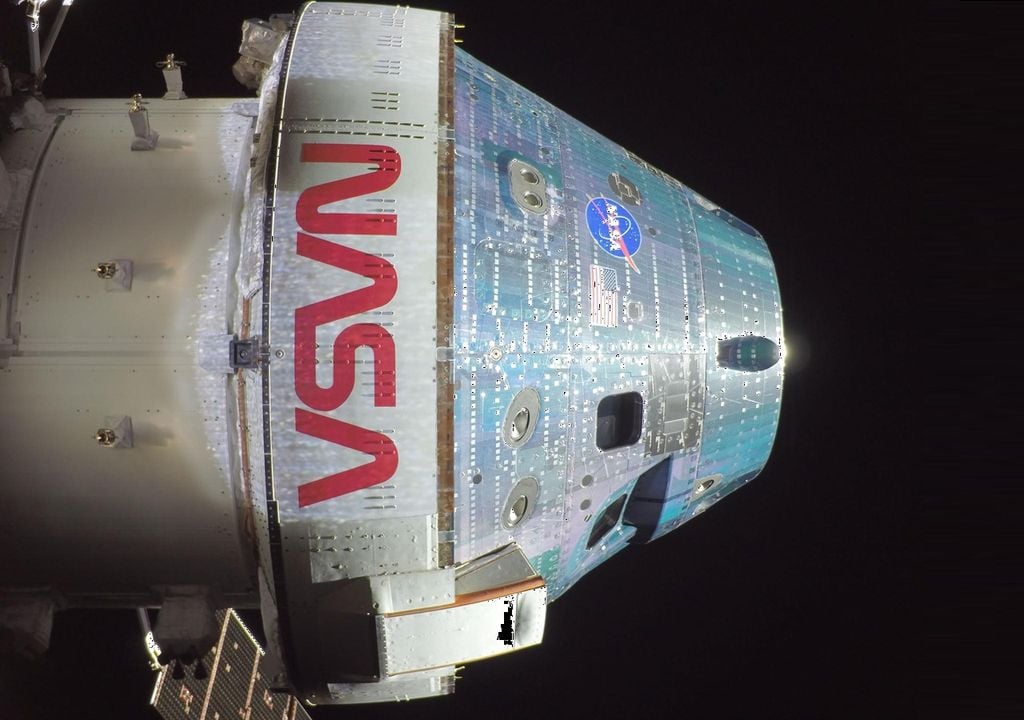 Orion tomó esta selfie de alta resolución en el espacio con una cámara montada en una de sus alas de paneles solares durante una inspección externa de rutina de la nave espacial en el segundo día de la misión Artemis II. Créditos: NASA.