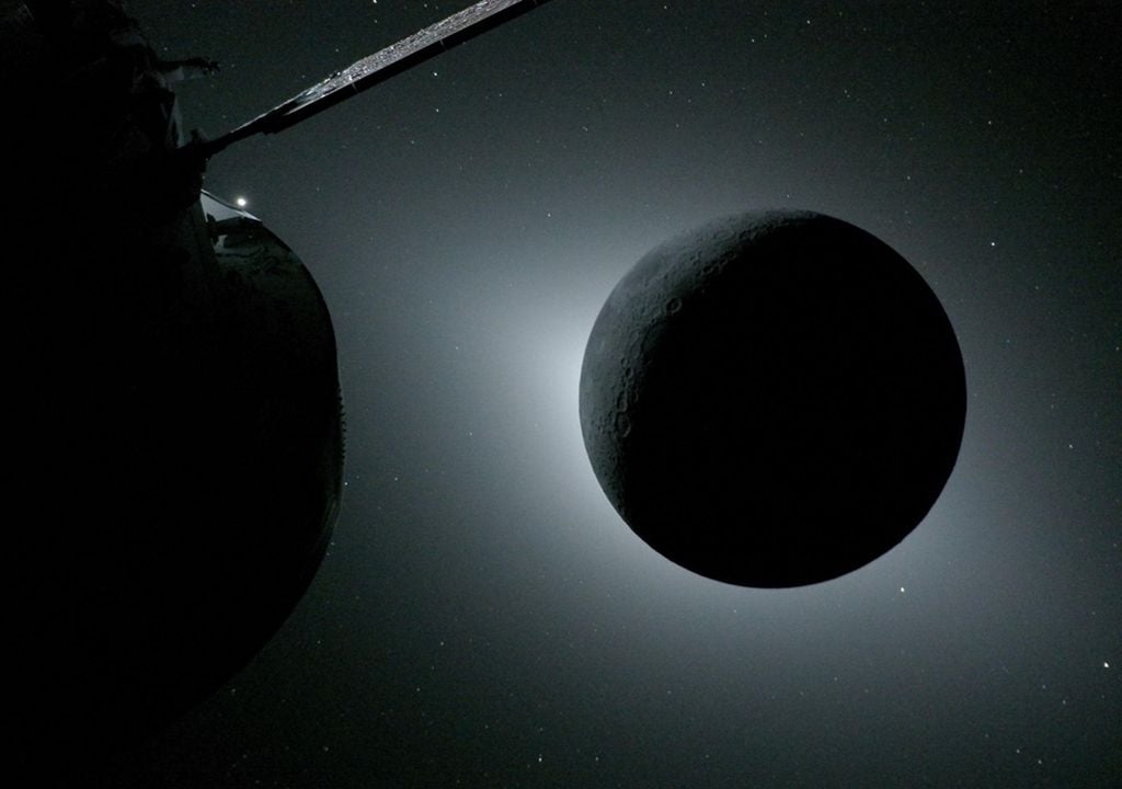 La Luna, retroiluminada por el Sol durante un eclipse solar, es fotografiada por la nave espacial Orion de la NASA el lunes 6 de abril de 2026, durante la misión Artemis II. Créditos: NASA