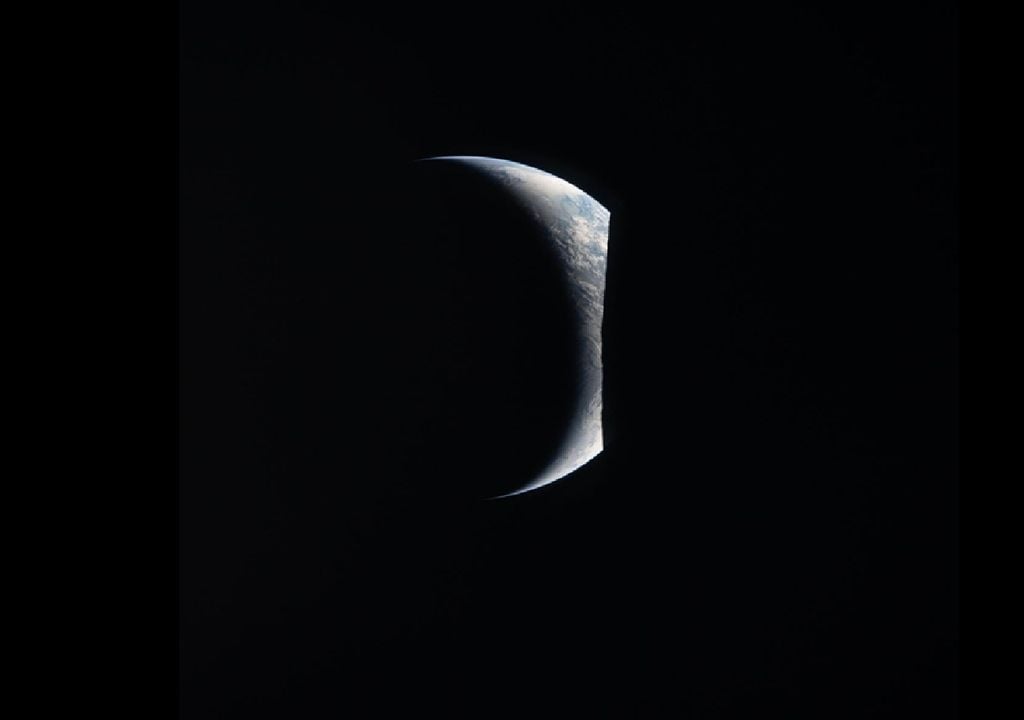 La salida de la Tierra “earthrise”, capturada a través de la ventana de la nave espacial Orión a las 20.22 HOA, el 6 de abril de 2026. Créditos: NASA