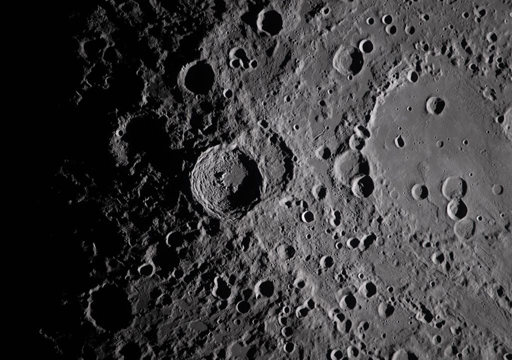 Sombras sobre el cráter Vavilov. Créditos: NASA.