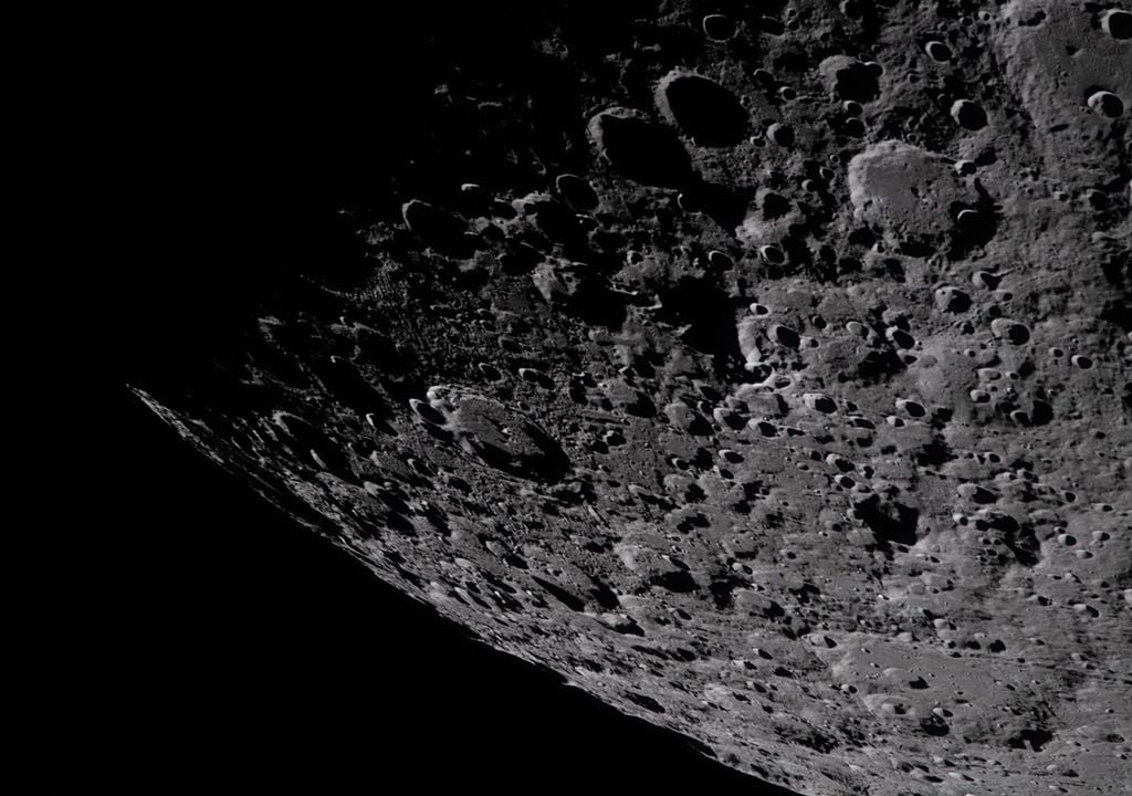 Profundos cráteres lunares del borde oriental de la cuenca del Polo Sur-Aitken. Créditos: NASA