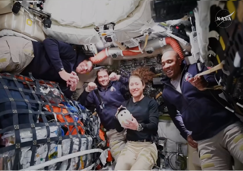 Toda tripulación de Artemis II dentro de la nave Orion junto con RISE, el peluche sonriente inspirado en la fotografía “Earthrise” de la misión Apolo 8, este lleva en su interior una tarjeta MicroSD con el nombre de 5.6 millones de personas de todo el mundo, quienes se sumaron a la campaña “Enviá tu nombre con Artemis”. Créditos: NASA.