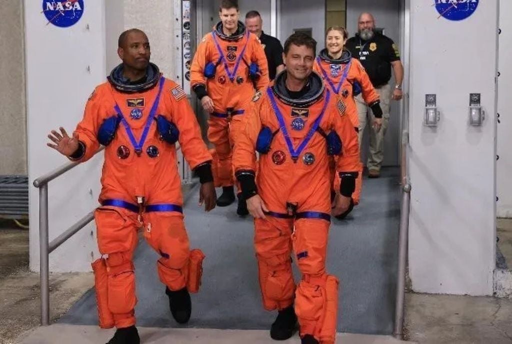 Astronautas e equipes em solo no Centro Espacial Kennedy da NASA, na Flórida, estão treinando para diferentes cenários que podem ocorrer no dia do lançamento. Créditos: Nasa