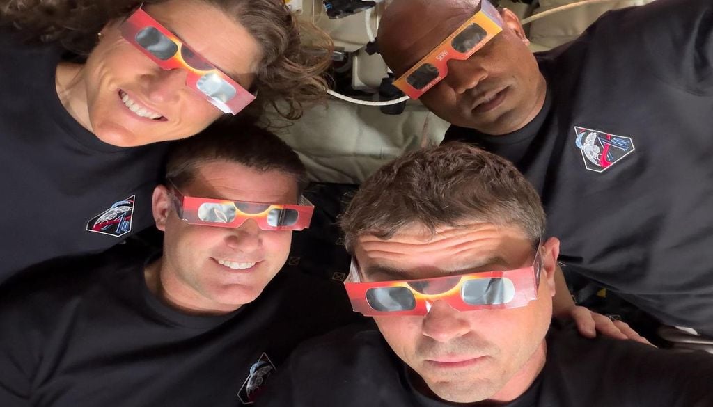 Tripulación de Artemis II, la especialista de misión Christina Koch (arriba a la izquierda), el especialista de misión Jeremy Hansen (abajo a la izquierda), el comandante Reid Wiseman (abajo a la derecha) y el piloto Victor Glover (arriba a la derecha), con gafas para eclipses para proteger sus ojos en momentos clave del eclipse solar que experimentaron durante su sobrevuelo lunar. Crédito de la imagen: NASA