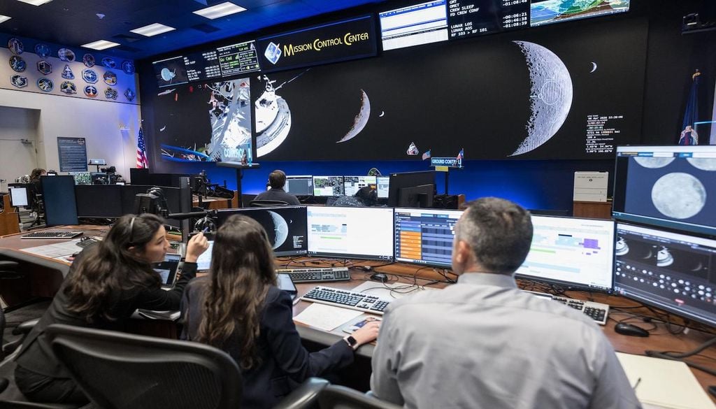 En la imagen se observa a estos oficiales científicos monitoreando los datos de la misión en tiempo real desde la consola científica. Apoyan a los controladores de vuelo analizando las mediciones científicas y el rendimiento del sistema. Crédito: NASA.