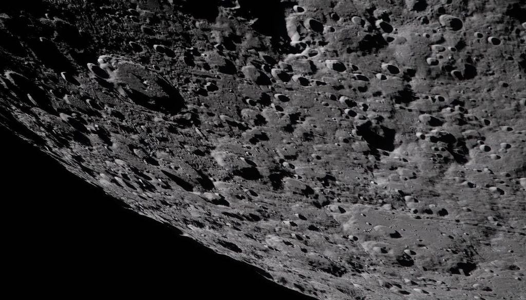 Imagen capturada por la tripulación de Artemis II, el 6 de abril, se observan cráteres del borde oriental de la cuenca del Polo Sur-Aitken, esta región es la más grande de la Luna, ofrece una visión geológica. Crédito de la imagen: NASA