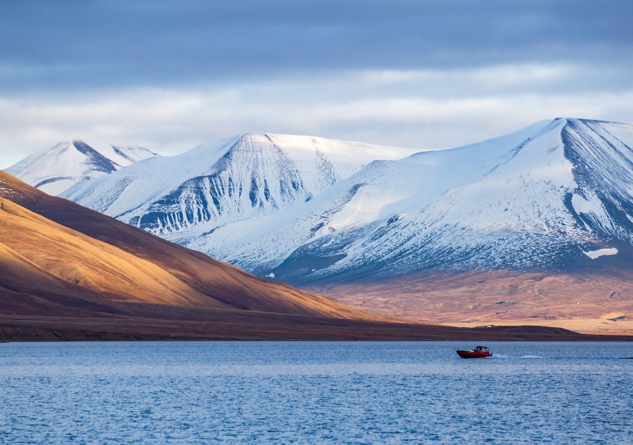 Imagem do Arquipélago de Svalbard, mais especificamente da sua capital administrativa, Longyearbyen, a cidade mais setentrional do continente europeu, que por estes dias tem registado temperaturas bem acima do normal para a época.