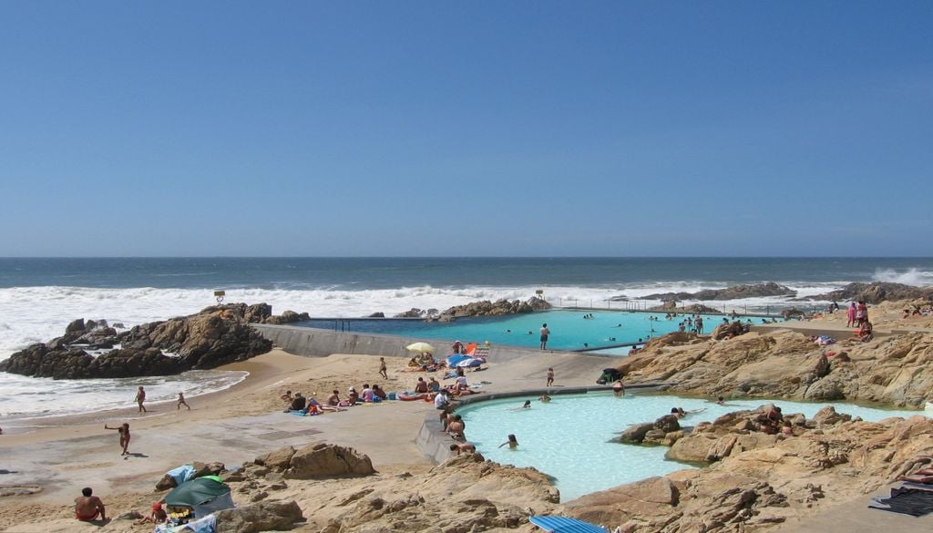 Piscina das Marés É um sítio excelente para quem gosta de nadar com vista, para quem aprecia arquitetura e para quem quer um mergulho com um certo peso cultural. Foto: Wikimedia // Christian Gänshirt