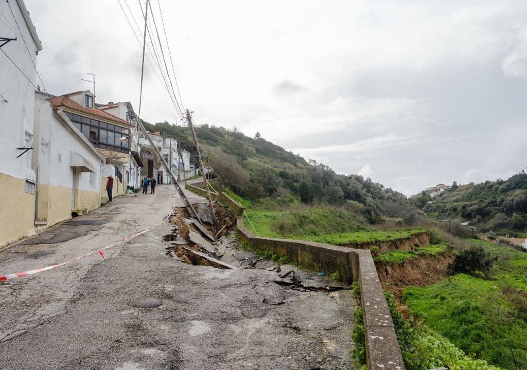 Os moradores de Porto Brandão aproveitaram as tréguas da chuva, no fim de semana, para retirar os bens das suas casas, que com a instabilidade das arribas, estão em perigo. Foto: Município de Almada
