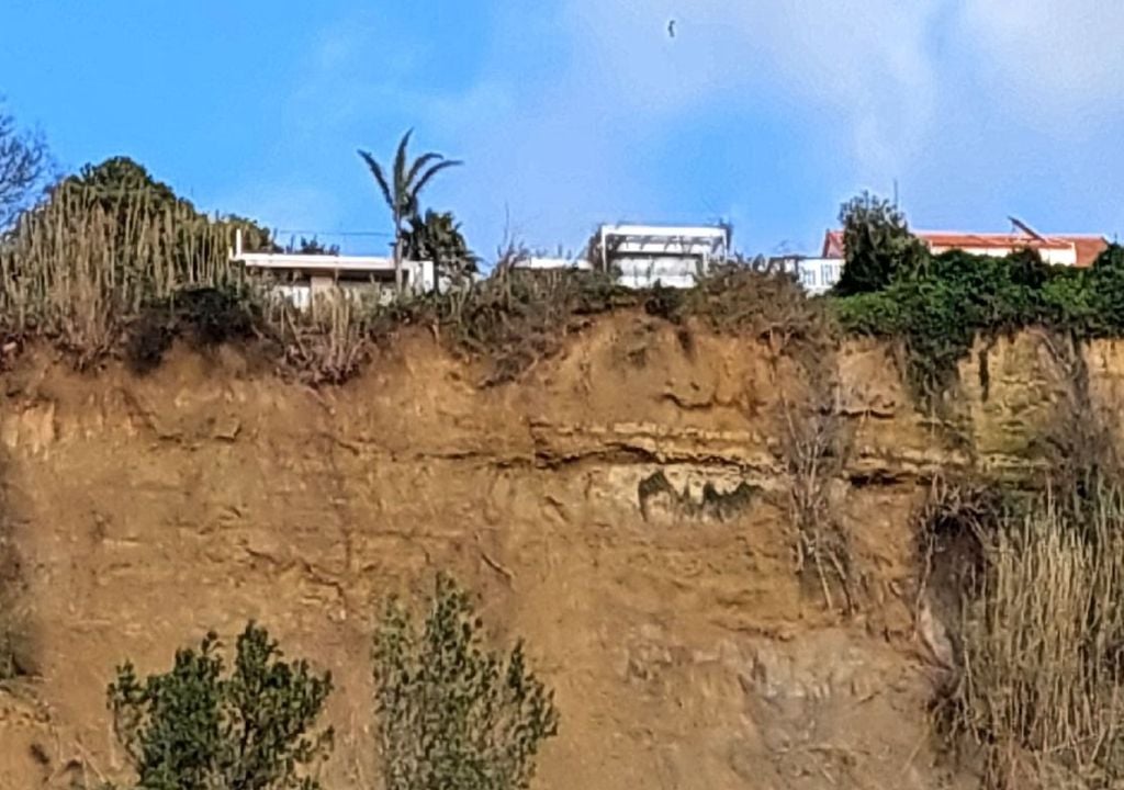 A Arriba Fóssil de São João da Caparica está muito instável na sequência das intensas chuvas das últimas semanas. Foto: Leonor Marques/reprodução do Facebook/Grupo Costa da Caparica