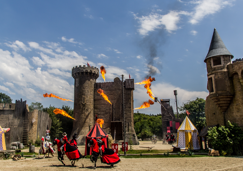 No parque Puy du Fou, não há montanhas-russas! A adrenalina vem de espetáculos épicos com centenas de atores e aves de rapina. É como entrar numa máquina do tempo sem sair do presente.