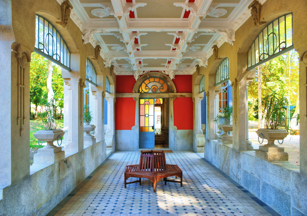 Muito antes das 'Glow-cations', a realeza já usava as águas termais portuguesas como o segredo n.º 1 para uma pele perfeita