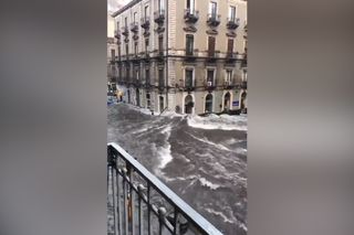 As ruas de Catania, na Sicília, inundadas