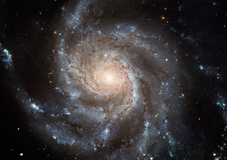 El centro galáctico es un entorno con una alta densidad de estrellas