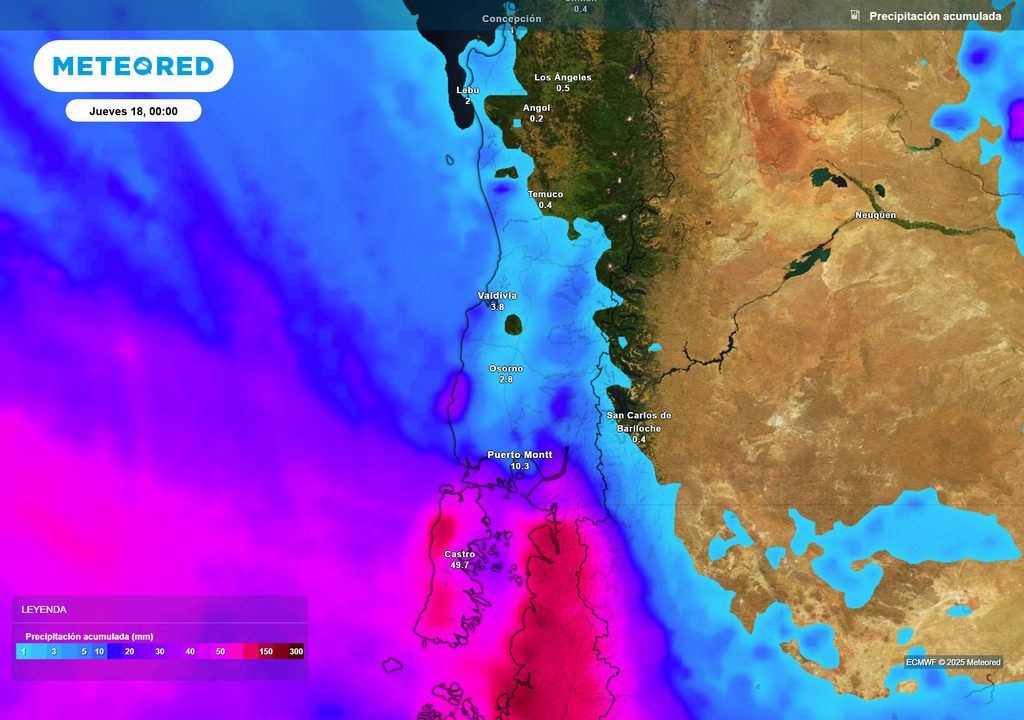 Precipitación acumulada proyectada por el modelo ECMWF hasta la medianoche del jueves 18 muestra lluvias importantes en el sur de Chile, destacando acumulados sobre los 40 mm en Chiloé y más de 10 mm en Puerto Montt.