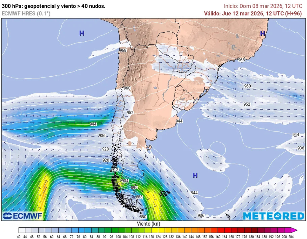 Corriente en chorro asociada a una vaguada en altura avanzando hacia el centro de Chile, favoreciendo aumento de nubosidad alta y un leve descenso de temperaturas desde el jueves (12).