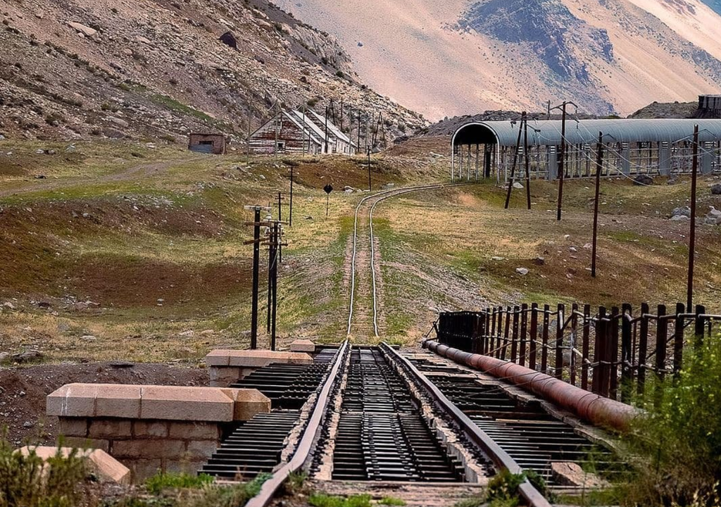 Al costado de la ruta entre Mendoza y Chile se ven las viejas vías del tren Trasandino. Foto: X @RespiraArg