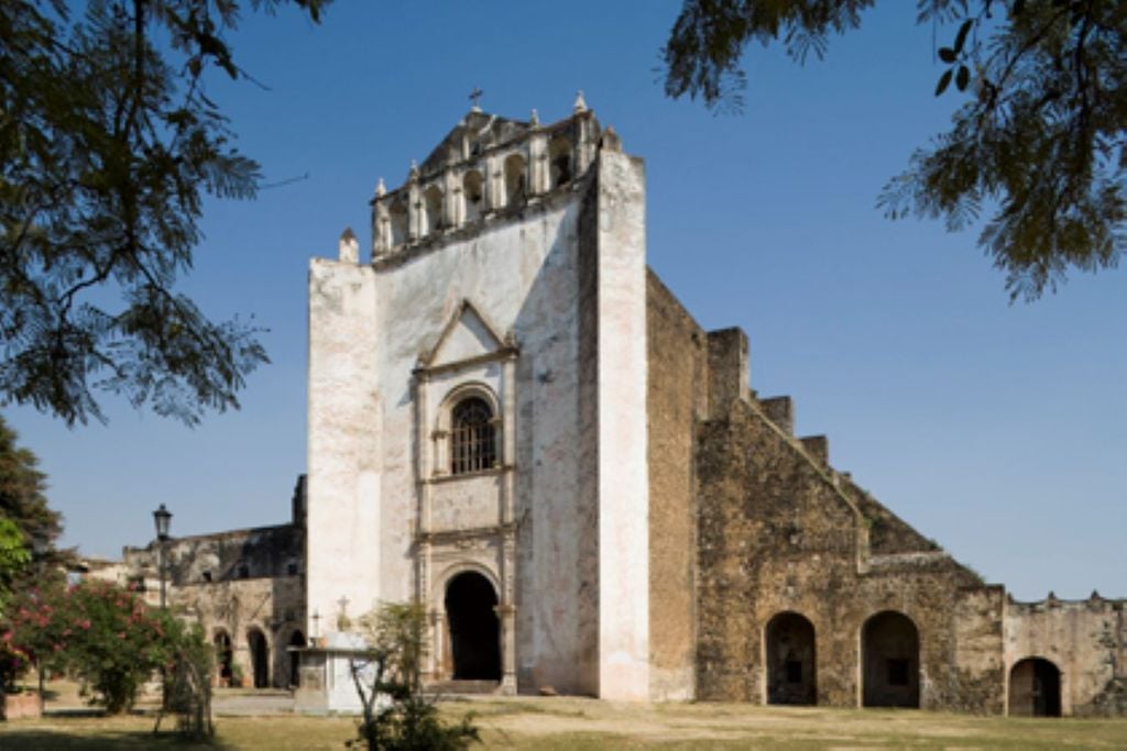 Se trata de 14 monasterios que se localizan en las faldas de los volcanes Popocatépetl e Iztaccíhuatl, su innovación fue la instalación de capillas a cielo abierto y capillas tipo posa. Se trata de 14 monasterios que se localizan en las faldas de los volcanes Popocatépetl e Iztaccíhuatl, su innovación fue la instalación de capillas a cielo abierto y capillas tipo posa.