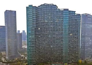 Así es el edificio más grande del mundo: tiene tiendas, peluquerías y farmacias, viven 30.000 personas y está en China