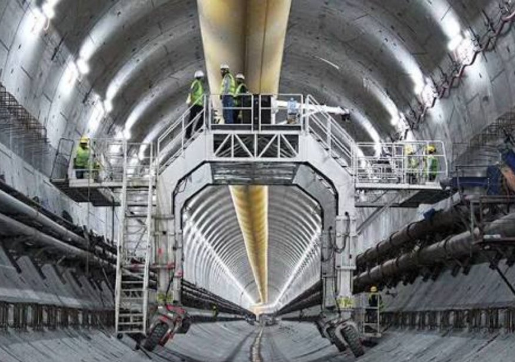 Tren bala submarino China El túnel contará con tres carriles, dos para las formaciones y uno intermedio para maniobras de control y evacuación. Foto: Gentileza X @akech_andrew