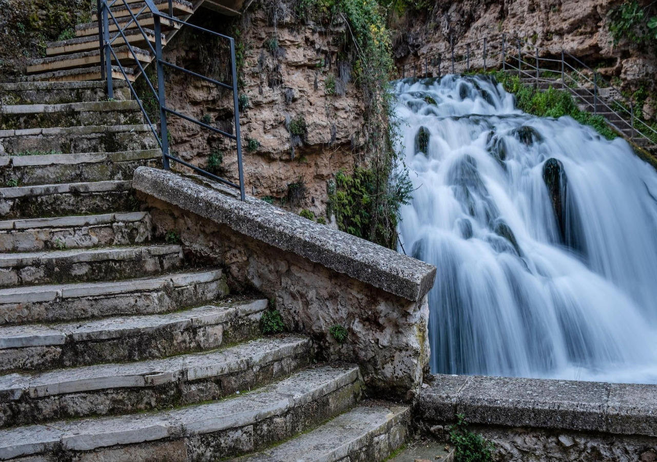 Vista del casco antiguo de Trillo, con la cascada del río Cifuentes atravesando el centro del pueblo.