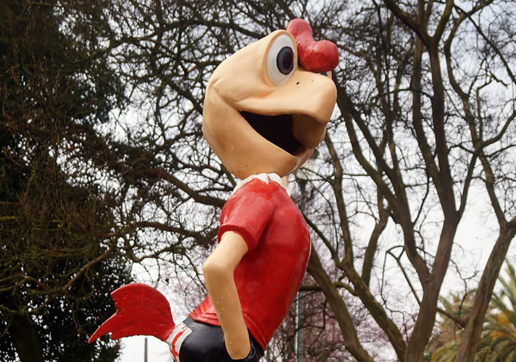 Figura de Condorito en la Plaza de Cumpeo. Figura de Condorito en la Plaza de Cumpeo.